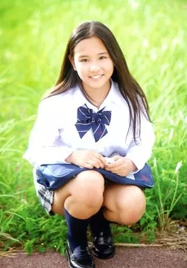 ジュニアアイドル  あみ 駿河屋 -<中古>あみ/全身・しゃがみ・制服白・リボン・両手バッグ/生写真（女性生写真）