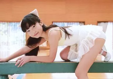 ジュニアアイドル　佐々木桃華　 駿河屋 -<中古>佐々木桃華/横型・全身・衣装白・平均台・笑顔/DVD・Blu-ray「ニャンこれ」特典生写真（女性生写真）