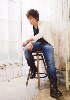 佐藤拓也/全身・衣装白.黒・座り/声優イベント「王様ジャングル 第49回」販売ブロマイド