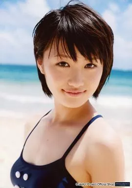 駿河屋 -<中古>工藤遥/バストアップ・水着紺・体左向き・A4