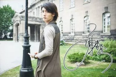 三浦春馬/横型・膝上・衣装グレー・白・振り向き・左向き・野外・印刷サイン入り・ポストカードサイズ/「三浦春馬写真集 Switch」アスマート購入特典