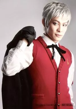 生写真(男性)/俳優　藤原祐規(真田明彦)/上半身・体右向き・右手ジャケット・キャラクターショット/舞台「ペルソナ3 the Weird Masquerade ～蒼鉛の結晶～」特番放送記念チケット特典