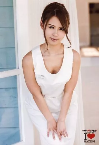 渋谷美希/膝上・衣装白・両手重ね・口閉じ・ロゴ入り「MAXING」・2Lサイズ/DVD「本物の柔整師が施す魅惑のマッサージ」特典
