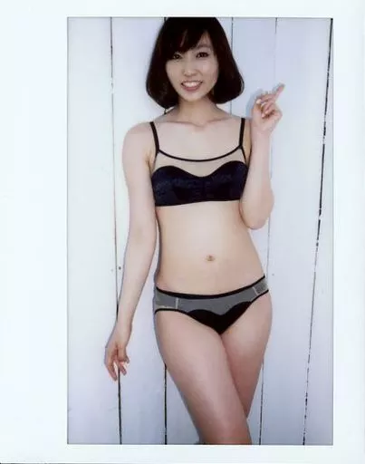 駿河屋 - 【買取】吉木りさ/膝上・水着黒・左手人差し指立て/deep