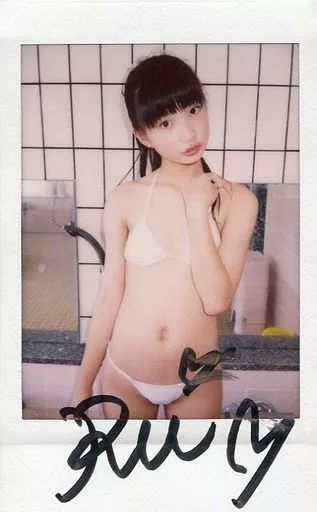 黒宮れい 直筆サイン入り チェキ（屋外ショット・赤サイン）希少品 ☆激レア☆【限定 1点】☆黒宮れい☆ 直筆サイン入り チェキ ビキニ