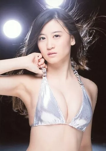 駿河屋 -<中古>上西恵/上半身・水着銀・右手顔/雑誌「UTB