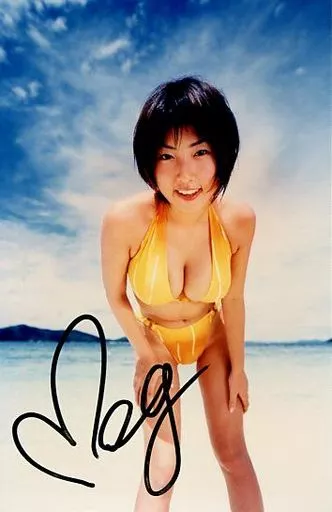 MEGUMI 直筆サイン入りカード　タレント、グラビア 駿河屋 -<中古>☆MEGUMI/膝上・衣装水着・黄色・両手太もも・直筆