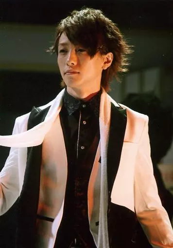 鈴木拡樹(翔)/ライブフォト・上半身・衣装黒・白・ストール・口閉じ・目線左・背景黒/舞台「眠れぬ夜のホンキートンクブルース 第二章 ～飛躍～」