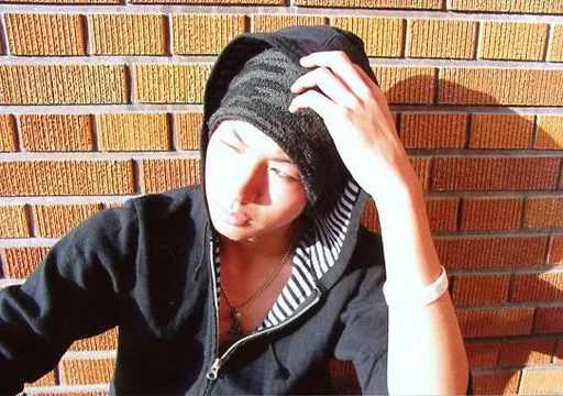 矢崎広/横型・バストアップ・衣装黒・フード被り・視線左・左手頭/郷本直也×矢崎広act.live「GIRIGIRI PANDA」