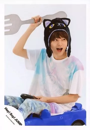 Hey! Say! JUMP/伊野尾慧/膝上・玩具の車座り・衣装白ピンク水色・ネコの被り物・右手フォーク・左手ハンドル・目線右・口開き/「JUMPing CAR」 ジャケ写撮影オフショット/公式生写真