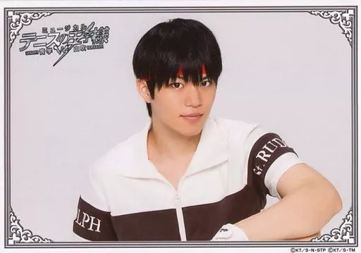 佐藤祐吾(木更津淳)/横型・バストアップ・ユニフォーム白・茶色・顔右向き・背景白・キャラクターショット/ミュージカル『テニスの王子様』3rdシーズン 青学vs山吹 座席抽選アナザー生写真