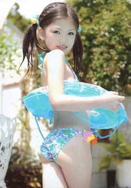 ジュニアアイドル　見えてる 駿河屋 -<中古>水谷彩音/膝上・水着水色・浮き輪・右向き/DVD「8歳の奇跡」特典（女性生写真）