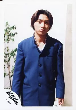 KinKi Kids/堂本剛/膝上・衣装制服青紺・背景白・後ろに観葉植物・顔傾げ/公式生写真