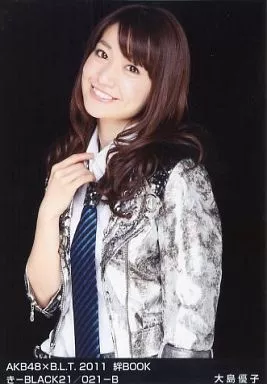 大島優子 AKB48 B.L.T. 2011 絆BOOK 生写真 駿河屋 -<中古>大島優子/AKB48×B.L.T.2011 絆BOOK き-BLACK21/021-B