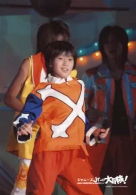 ジャニーズ/京本大我/ライブフォト・膝上・衣装オレンジ赤白・左手マイク・目線右/ジャニーズJr.の大冒険!
