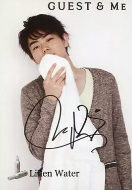菅田将暉/上半身・右手タオル/直筆サイン入り「GUEST＆ME×菅田将暉 香りでリラックスを君に キャンペーン」生写真
