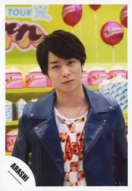 嵐/櫻井翔/バストアップ・衣装紺.白・顔傾げ・カメラ目線・後ろにポップコーン/公式生写真