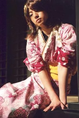 矢崎広(山崎烝・歩)/膝上・衣装ピンク・の花柄・着物・キャラクターショット・ポストカードサイズ/ブルーシャトルプロデュース「新撰組異聞 PEACE MAKER」