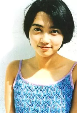 駿河屋 -<中古>遠藤久美子/バストアップ・衣装水色・背景白/公式生写真 