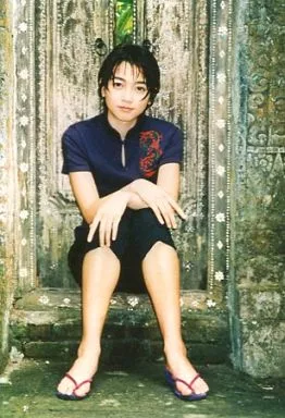 駿河屋 -<中古>遠藤久美子/全身・衣装黒赤・座り・背景茶色/公式生写真 