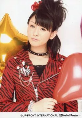 Berryz工房/菅谷梨沙子/上半身・衣装赤黒・右手風船・背景白金/公式生写真