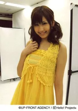 生写真(ハロプロ)/アイドル/°C-ute　°C-ute/梅田えりか/膝上・衣装黄色・右手胸元・背景白/公式生写真