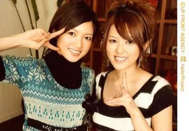 生写真(ハロプロ)/アイドル/美勇伝　美勇伝/岡田唯・三好絵梨香/横型・バストアップ・ピース・岡田ボーダー柄衣装黒.白・後ろに棚/公式生写真