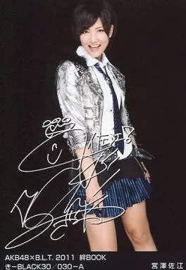 駿河屋 -<中古>宮澤佐江/印刷サイン入り/AKB48×B.L.T.2011 絆
