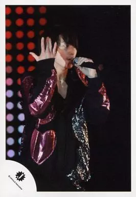 Mis Snow Man/佐久間大介/ライブフォト・膝上・衣装黒.赤・左手マイク・右手上げ・目線右/公式生写真