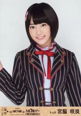 【Shop特典】宮脇咲良 可愛い子にはもっと旅をさせよ 生写真 HKT48 駿河屋 -<中古>宮脇咲良/上半身/HKT48九州7県ツアー～可愛い子には旅を