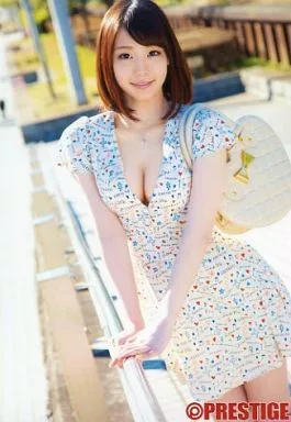 鈴村愛理絶対的美少女 駿河屋 -【アダルト】<中古>鈴村あいり/膝上・衣装白・両手手すり・左肩バッグ・背景野外/DVD「絶対的美少女、お貸しします。」特典（女性生写真）