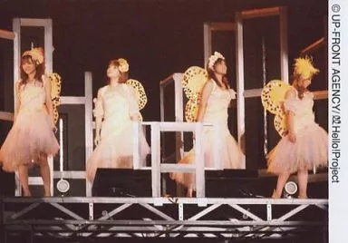 Hello! Project/新垣・柴田・石川・矢口/横型・ライブフォト・衣装白・羽黄色・背景黒/公式生写真
