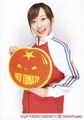 カントリー娘。/みうな/上半身・両手でトマトのボード持ち・ジャージ赤白・「RED TOMATO」・背景白/公式生写真