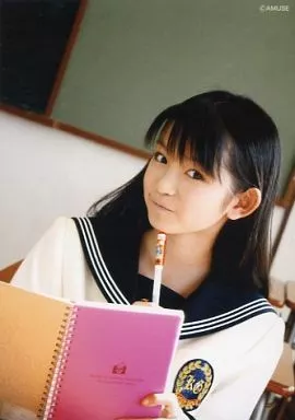 可憐Girl’s/中元すず香(SUZUKA)/バストアップ・制服白.黒・右手ペン・左手ノート・教室/公式生写真