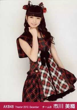市川美織/膝上・右手グー/劇場トレーディング生写真セット2012.December