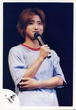 嵐/大野智/上半身・衣装薄紫・右手マイク・背景黒/公式生写真