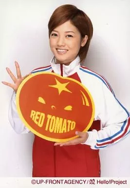 美勇伝/三好絵梨香/上半身・衣装赤・白のジャージ・両手「RED TOMATO」/公式生写真