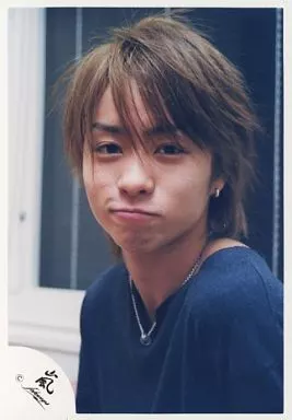 嵐/櫻井翔/バストアップ・衣装黒・体左向き・背景窓/公式生写真