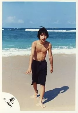 駿河屋 -<中古>嵐/二宮和也/全身・水着黒・上半身裸・背景海・砂浜