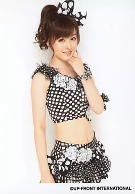 生写真(ハロプロ)/アイドル/モーニング娘。　久住小春/膝上・衣装白黒・左手顎・背景白/公式生写真