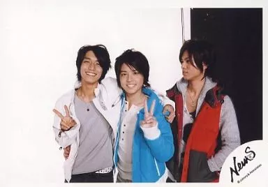 NEWS/手越祐也・錦戸亮・加藤シゲアキ/横型・膝上・衣装白青赤・ピース・左手ポケット・背景白/公式生写真