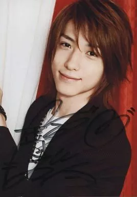 鈴木拡樹/バストアップ・ジャケット黒・インナー白・体左向き・背景白赤・直筆サイン/公式生写真