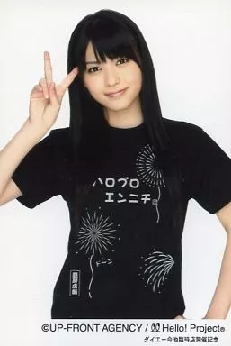 生写真(ハロプロ)/アイドル/°C-ute °C-ute/矢島舞美/シャツ黒・上半身・右手ピース・左手腰・背景白・ダイエー今池臨時店開催記念/ポストカードサイズ公式生写真