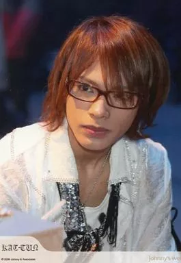 駿河屋 -<中古>KAT-TUN/上田竜也/バストアップ・衣装白・目線左