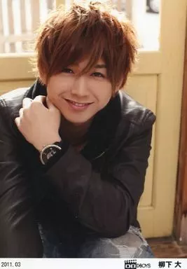 生写真(男性)/俳優　D-BOYS/柳下大/上半身・衣装黒・左手グー・背景ドア/公式ショップ販売生写真2011.03