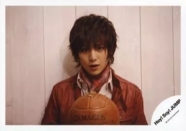 Hey! Say! JUMP/山田涼介/横型・バストアップ・衣装茶・両手ボール・背景白/公式生写真