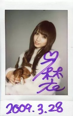 AKB48　大島麻衣　直筆サイン　チェキ 駿河屋 -<中古>大島麻衣/上半身・衣装白・両手犬抱き/生チェキ(直筆