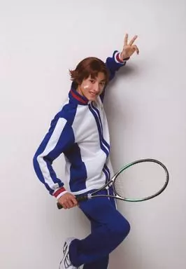 小関裕太/膝上・衣装ジャージ・右手ラケット・左手ピース/ミュージカル「テニスの王子様」青学vs六角 会場抽選アナザー生写真
