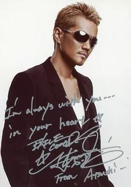 駿河屋 -<中古>EXILE/ATSUSHI/上半身・衣装黒・背景白・コメント