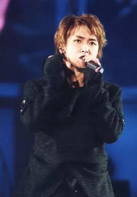 嵐/大野智/ライブフォト・膝上・衣装黒・左手マイク・右手頭・枠無し/公式生写真